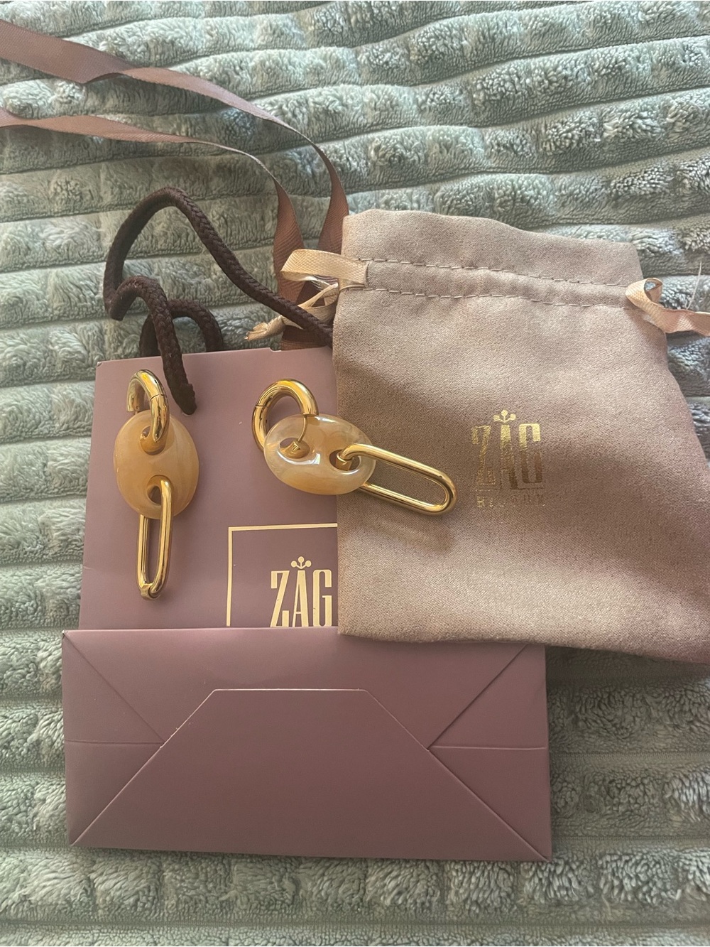Zag Bijoux French 🇫🇷💛Gold and Taupe Quiet Luxury Link Drop Earrings - Picture 4 of 5